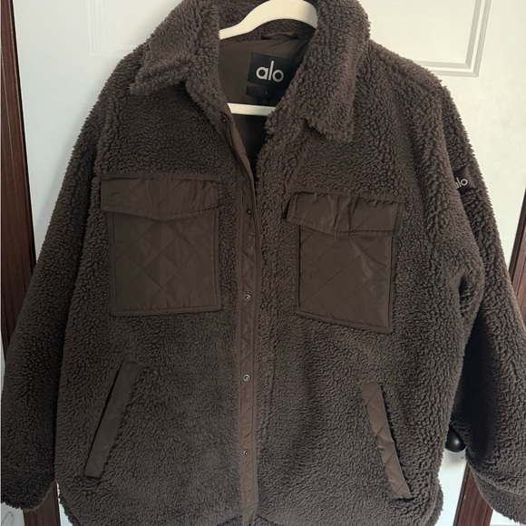 Alo Sherpa Edge Shacket in Espresso - Picture 4 of 7